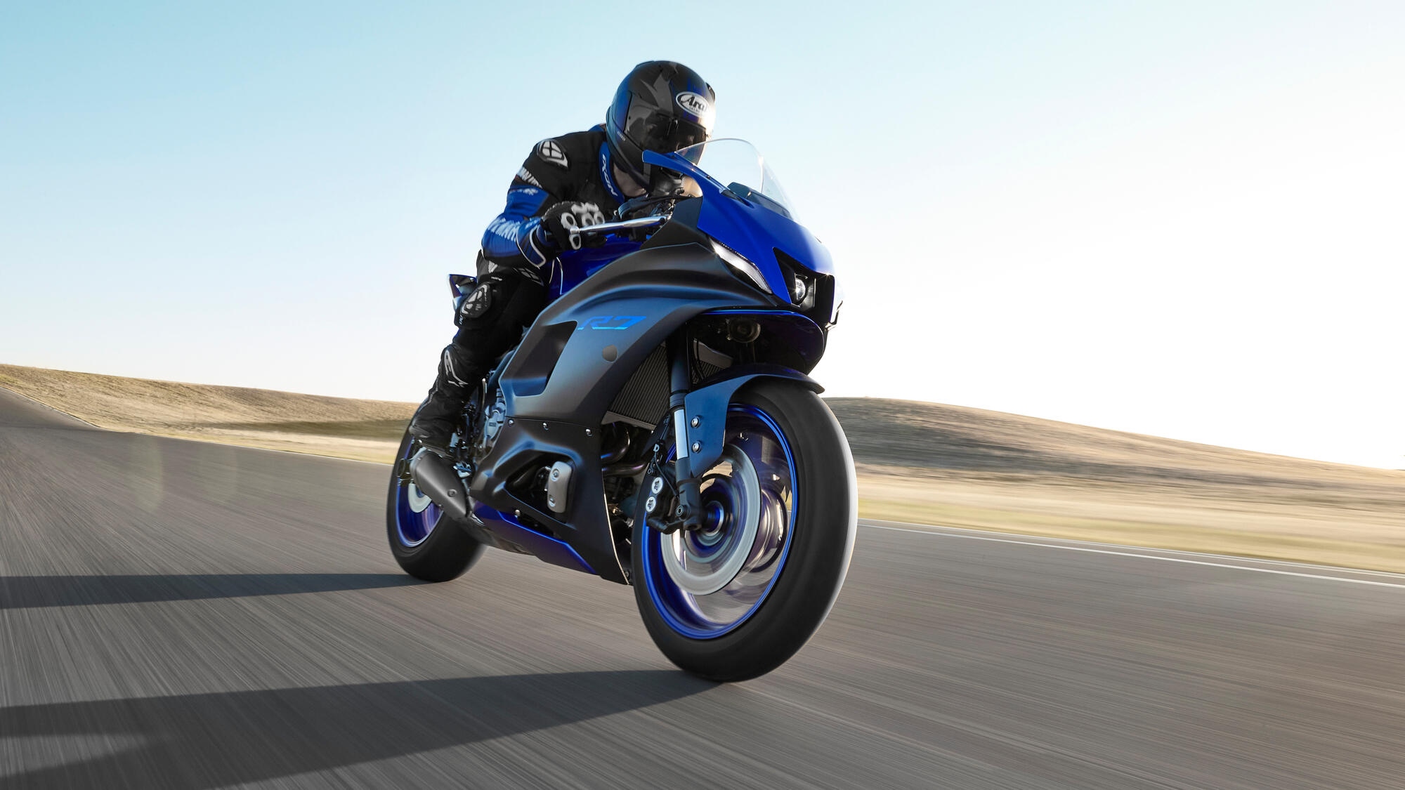 2022-yamaha-yzf700r7-eu-icon_blue_-action-002-03