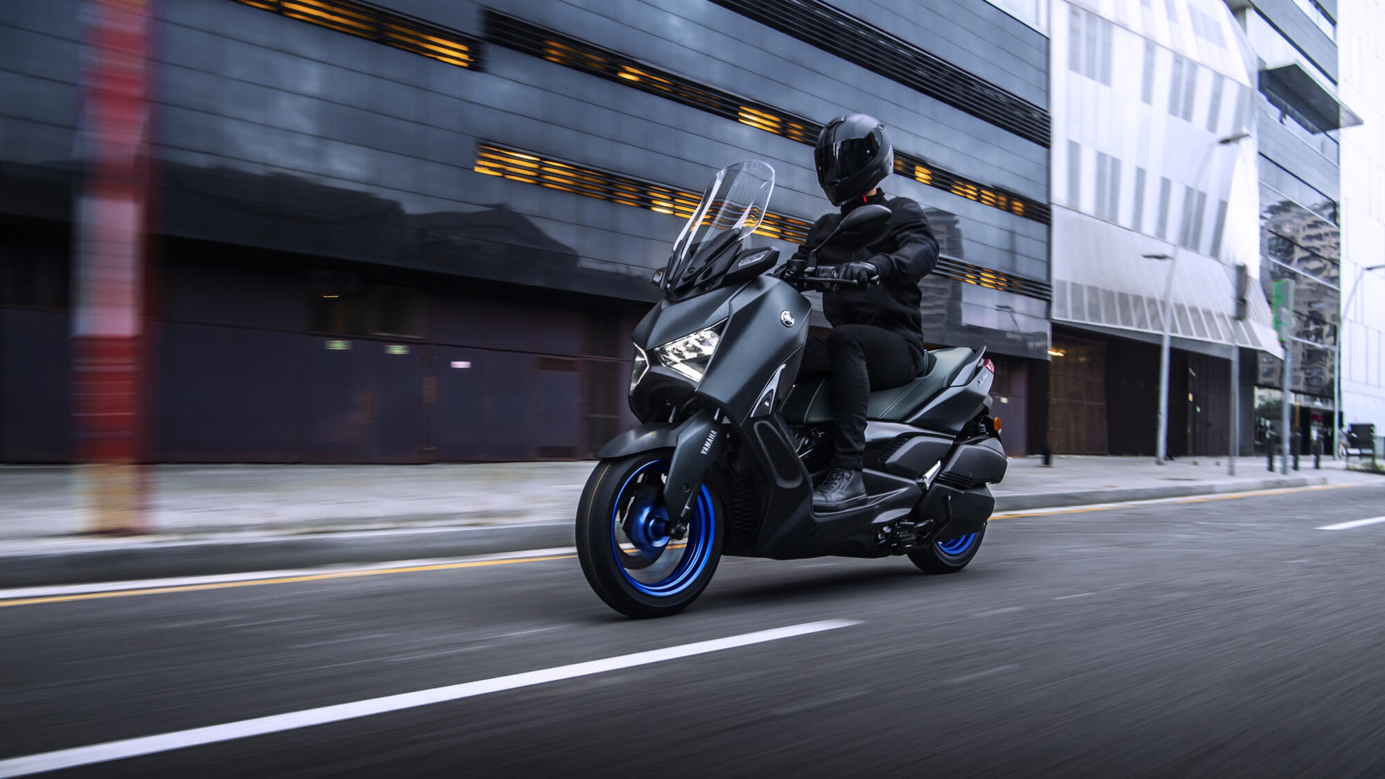 2024-yamaha-xmax300-eu-icon_black-action-001-03